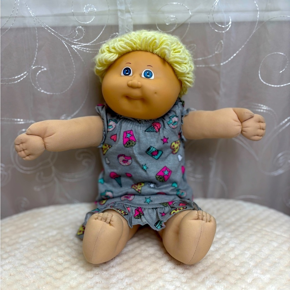 Cabbage Patch Kids Girl Doll Blonde Hair Blue Eyes